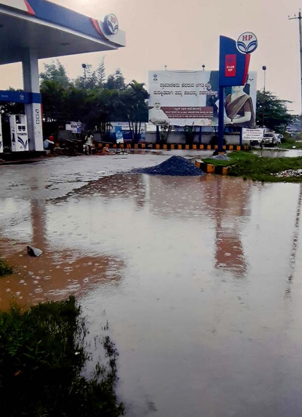 ಕಟ್ಟಡಗಳಿಗೆ ನುಗ್ಗಿದ ಮಳೆ ನೀರು: ಸೂಕ್ತ ಕ್ರಮಕ್ಕೆ ಒತ್ತಾಯ